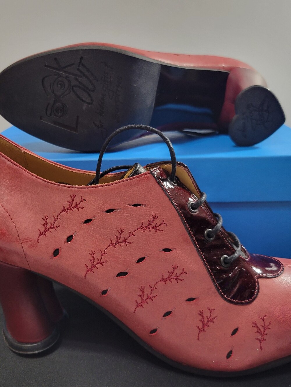 NIB John Fluevog "Look Out" Red Leather Lace-Up Oxford Heels – Size 9.5